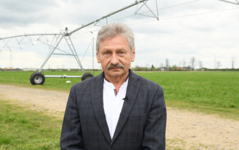 Na zdjęciu stanisław zabarski stoi na polach demonstracyjnych w sielinku.