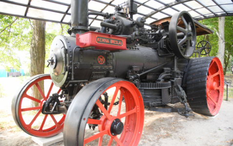 Na zdjęciu zabytkowa lokomobila stojąca na terenie muzeum w szreniawie.