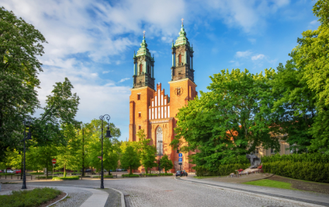 Na zdjęciu bazylika archikatedralna Świętych Apostołów Piotra i Pawła położona na Ostrowie Tumskim w Poznaniu