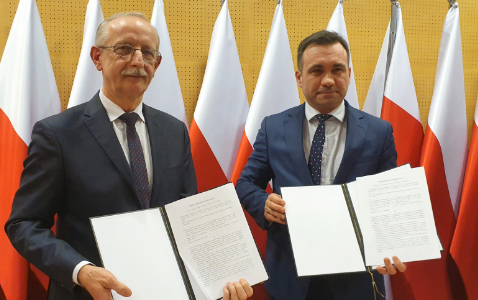 Na zdjęciu jacek Sommerfeld (z prawej) oraz Ireneusz Drozdowski (z lewej) pozują do zdjęcia trzymając podpisane porozumienia o współpracy.
