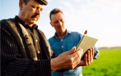 Na zdjęciu rolnik i doradca zbierający dane dotyczące gospodarstwa