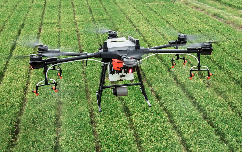 Zdjęcie drona przelatującego nad polem